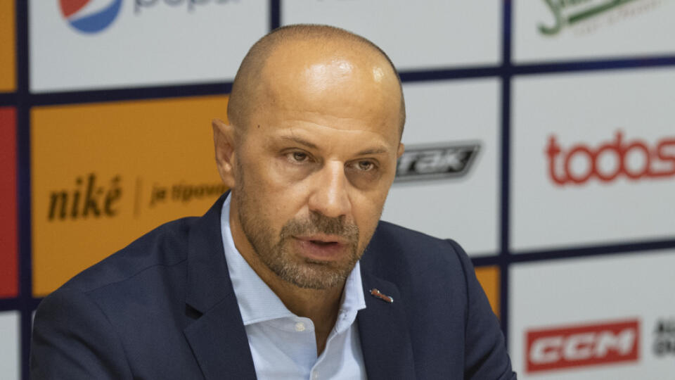Na snímke tréner HC Slovan Bratislava Ján Pardavý (vľavo) a kapitán HC Slovan Bratislava Michal Sersen počas tlačovej konferencie HC Slovan Bratislava pred štartom hokejovej sezóny 2023/2024 v Bratislave 13. septembra 2023. FOTO TASR - Pavel Neubauer
