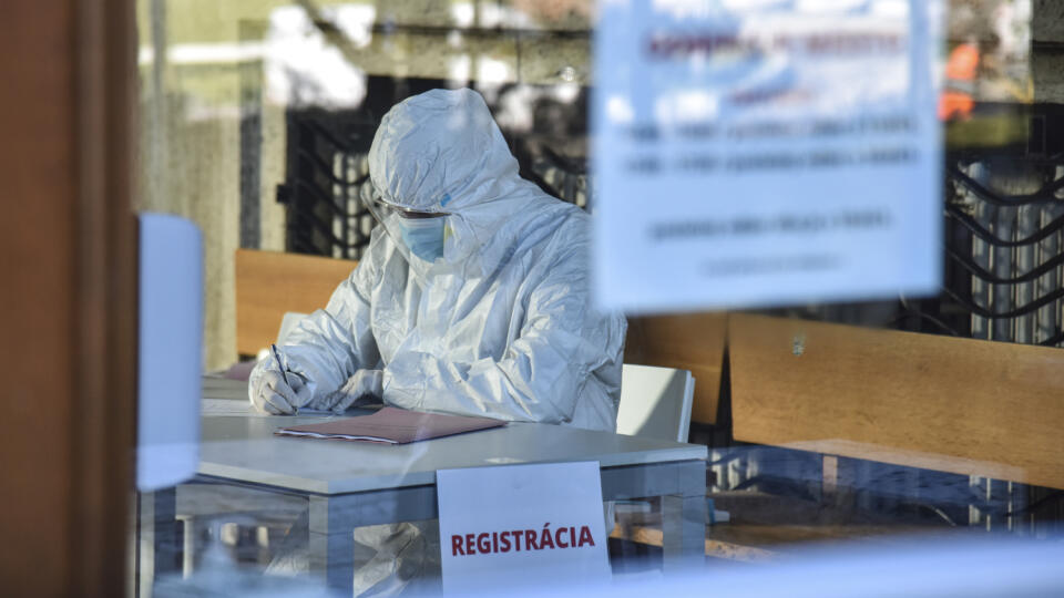 Na snímke pracovník odberného tímu na odbernom mieste v budove Fakulty architektúry a dizajnu Slovenskej technickej univerzity v Bratislave na Námestí Slobody 30. januára 2021 v Bratislave. FOTO TASR - Pavol Zachar