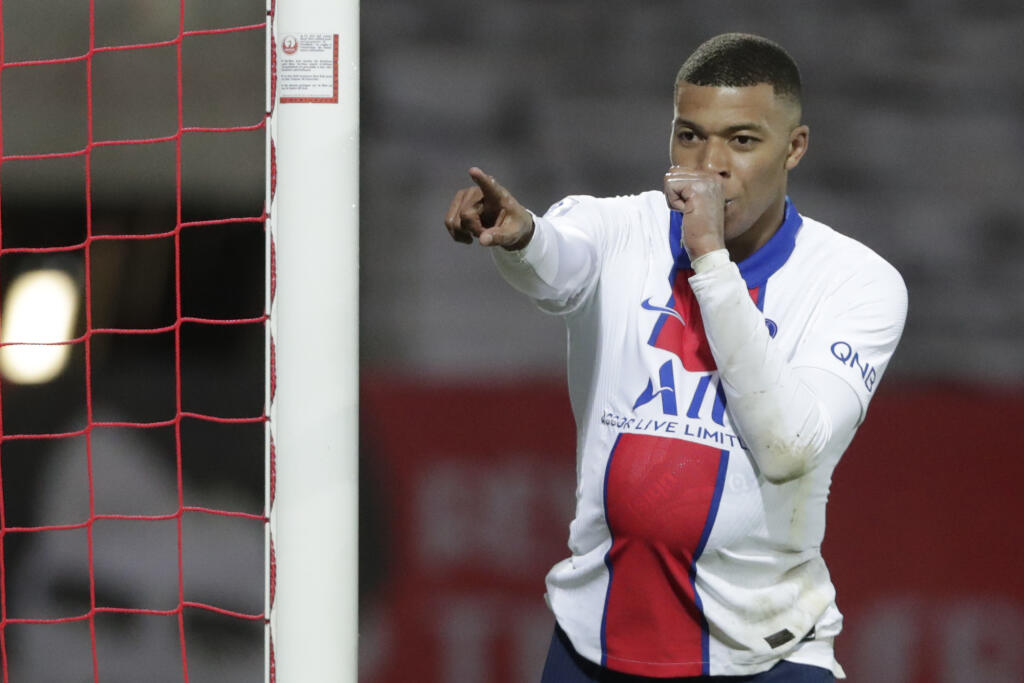 JB 15 Brest - Hráč PSG Kylian Mbappé oslavuje po tom, ako strelil druhý gól v zápase francúzskej ligy League One Stade Brest - Paríž St. Germain v Breste 23. mája 2021. FOTO TASR/AP
PSG's Kylian Mbappe celebrates after scoring his side's second goal during the French League One soccer match between Brest and Paris Saint-Germain at the Stade Francis-Le Ble stadium in Brest, France, Sunday, May 23, 2021. (AP Photo/Thibault Camus)