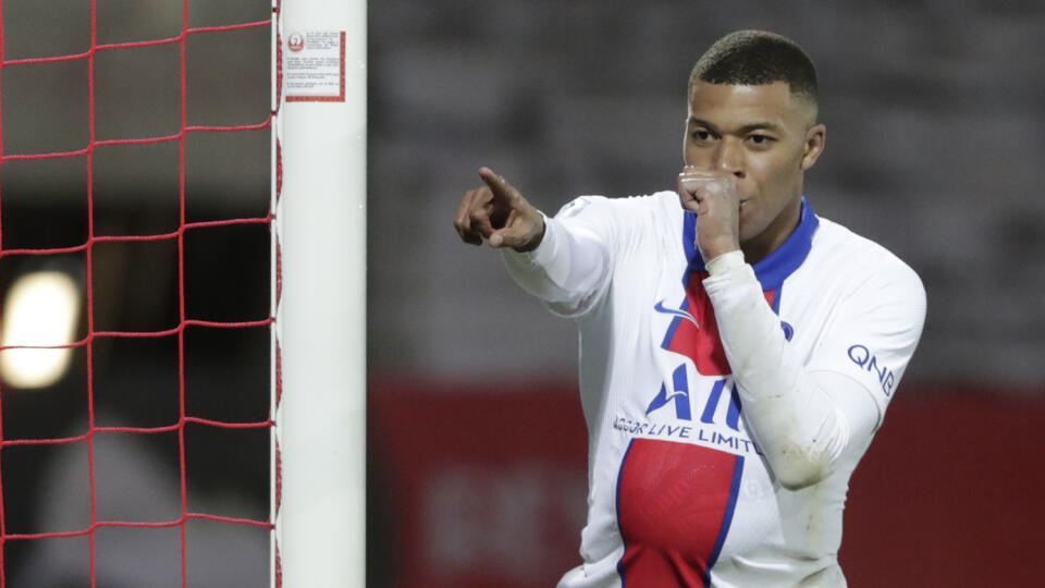 JB 15 Brest - Hráč PSG Kylian Mbappé oslavuje po tom, ako strelil druhý gól v zápase francúzskej ligy League One Stade Brest - Paríž St. Germain v Breste 23. mája 2021. FOTO TASR/AP
PSG's Kylian Mbappe celebrates after scoring his side's second goal during the French League One soccer match between Brest and Paris Saint-Germain at the Stade Francis-Le Ble stadium in Brest, France, Sunday, May 23, 2021. (AP Photo/Thibault Camus)