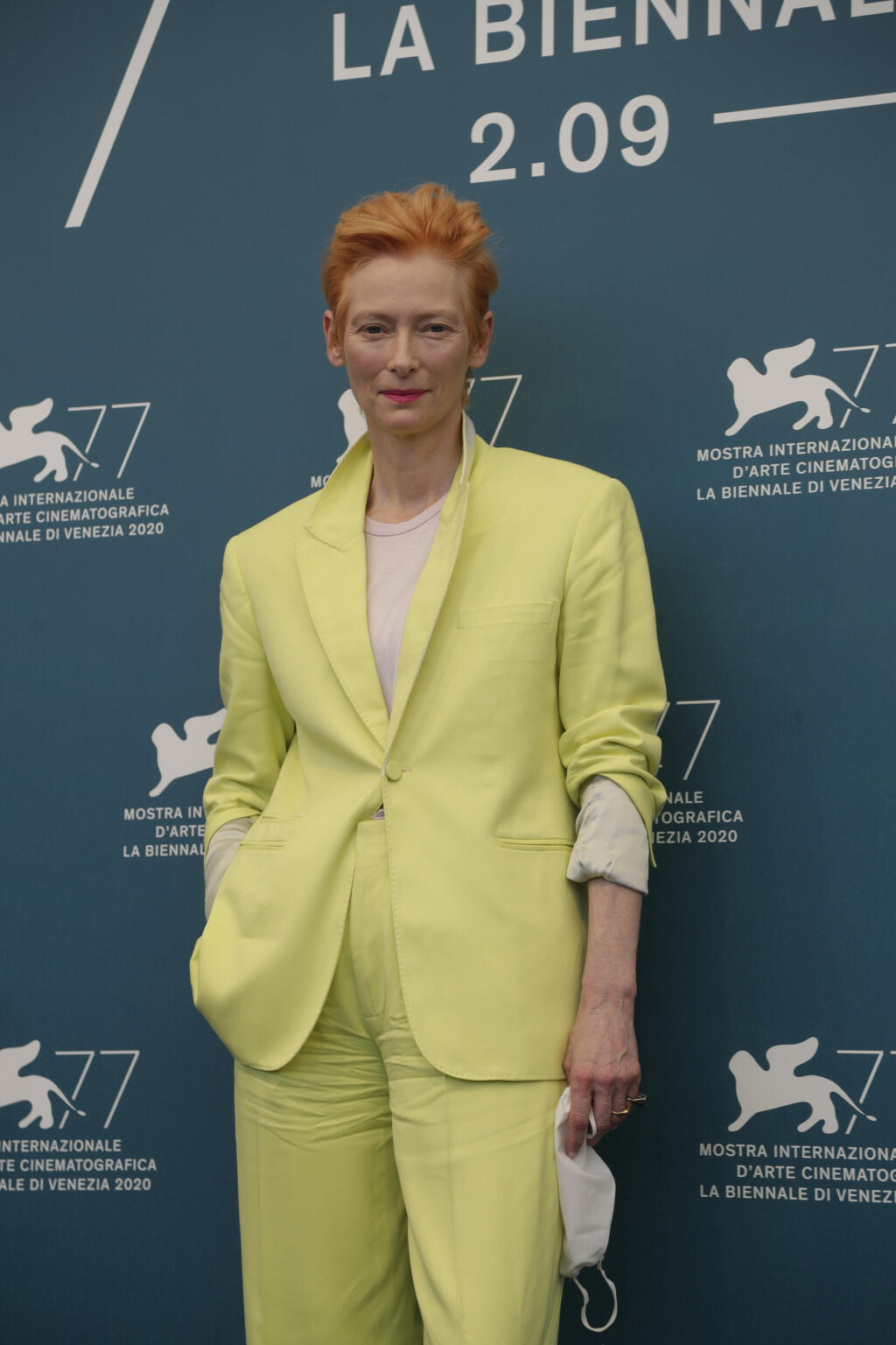 Herečka Tilda Swintonová pózuje počas fototermínu k filmu The human voice na 77. ročníku medzinárodného filmového festivalu v Benátkach 3. septembra 2020. Festival potrvá do 12. septembra.