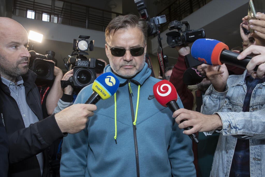Dušan Dědeček, ktorých spôsobil dopravnou nehodou na Zochovej ulici v Bratislave smrť 5 ľudí sa opätovne postavil pred sú, ktorý rozhoduje o jeho vzatí do väzby.