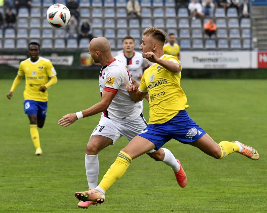Na snímke vľavo hráč FC ViOn Zlaté Moravce-Vráble Jozef Menich, vpravo hráč MFK Zemplín Michalovce Matej Trusa v zápase 8. kola základnej časti Fortuna ligy MFK Zemplín Michalovce - FC ViOn Zlaté Moravce-Vráble v Michalovciach 18. septembra 2021. FOTO TASR - Roman Hanc