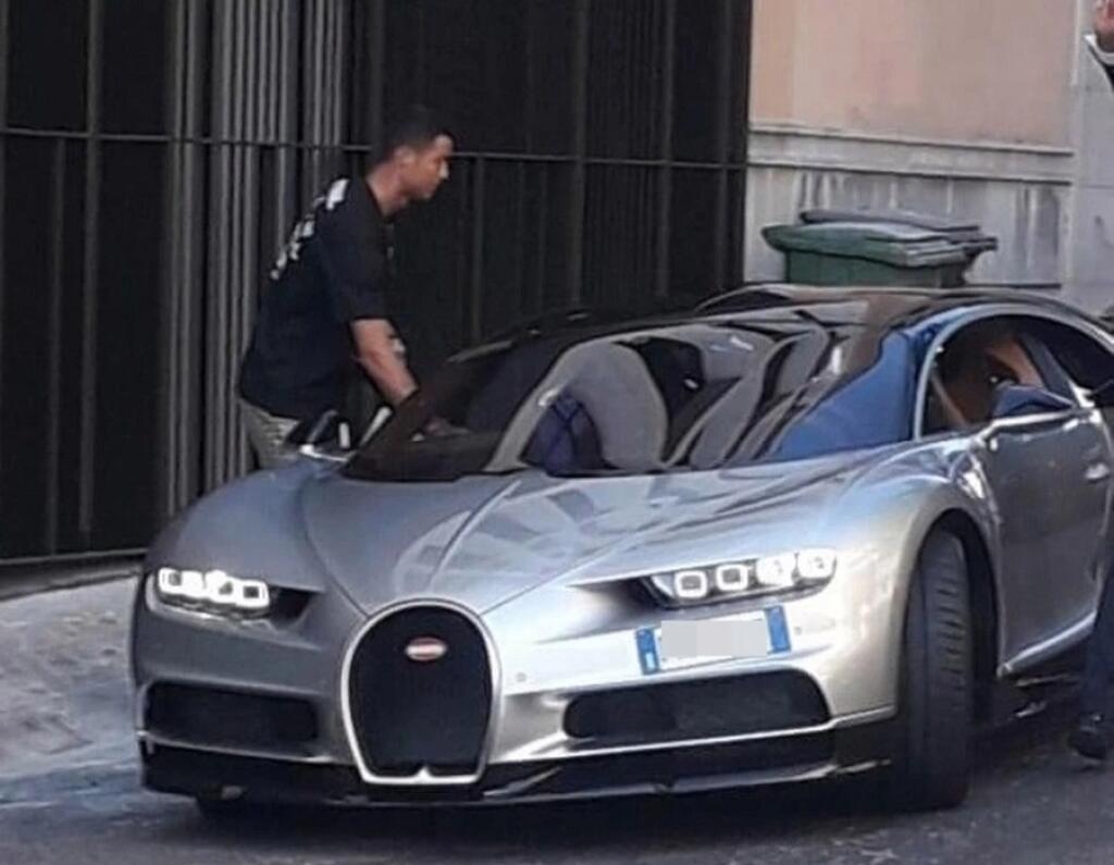 Cristiano Ronaldo so svojim luxusným Bugatti Chiron