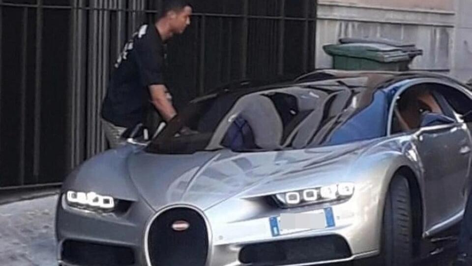 Cristiano Ronaldo so svojim luxusným Bugatti Chiron