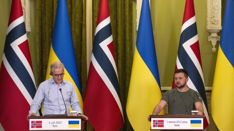 EBE 12 Kyjev - Na snímke sprava ukrajinský prezident Volodymyr Zelenskyj a nórsky premiér Jonas Gahr Störe počas tlačovej konferencie v Kyjeve 1. júla 2022. FOTO TASR/AP
Ukrainian President Volodymyr Zelenskyy, right, holds a press conference with Norwegian Prime Minister Jonas Gahr Store, in Kyiv, Ukraine, Friday, July 1, 2022. (AP Photo/Nariman El-Mofty)