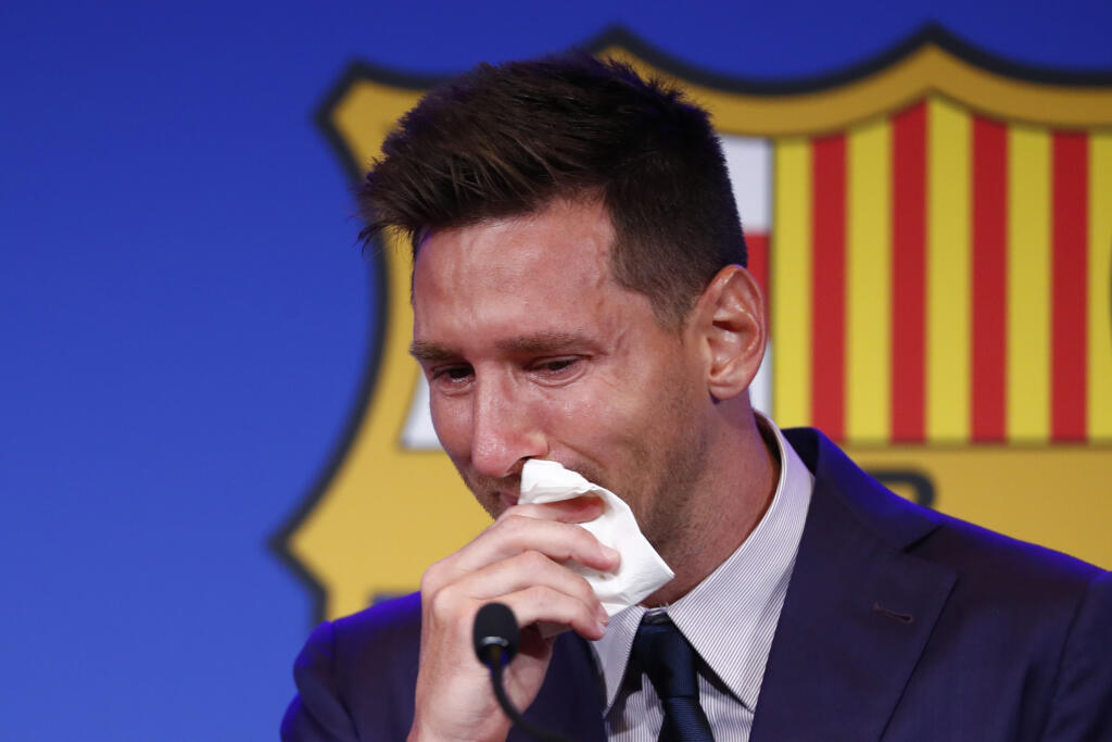 JB 41 Barcelona - Argentínsky futbalista Lionel Messi plače pred začiatkom tlačovej konferencie v Barcelone 8. augusta 2021. Messi v nedeľu na tlačovej konferencii potvrdil odchod z FC Barcelona, v ktorého drese pôsobil celú doterajšiu profesionálnu kariéru. Pred novinármi iba s ťažkosťou zadržiaval slzy. Tridsaťštyriročný Messi pripustil, že jeho nový klub bude Paríž St. Germain. Barcelona si už pre veľké dlhy a sprísnenú finančnú politiku La ligy dlhoročného lídra nemohla ďalej dovoliť. FOTO T