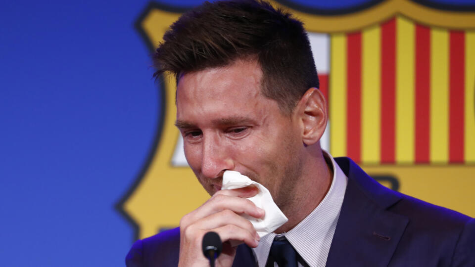 JB 41 Barcelona - Argentínsky futbalista Lionel Messi plače pred začiatkom tlačovej konferencie v Barcelone 8. augusta 2021. Messi v nedeľu na tlačovej konferencii potvrdil odchod z FC Barcelona, v ktorého drese pôsobil celú doterajšiu profesionálnu kariéru. Pred novinármi iba s ťažkosťou zadržiaval slzy. Tridsaťštyriročný Messi pripustil, že jeho nový klub bude Paríž St. Germain. Barcelona si už pre veľké dlhy a sprísnenú finančnú politiku La ligy dlhoročného lídra nemohla ďalej dovoliť. FOTO T