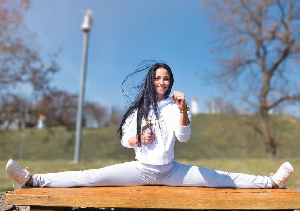 Sympatická Alžbeta Ovečková sa venuje karate od siedmich rokov, pričom si tento šport vybrala úplne sama. Má za sebou množstvo úspechov na úrovni majstrovstiev Slovenskej a Českej republiky.