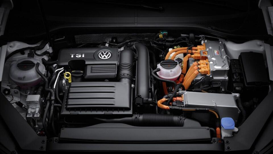 Prepĺňaný benzín a elektromotor spolu ponúkajú výkon 160 kW (218 k)