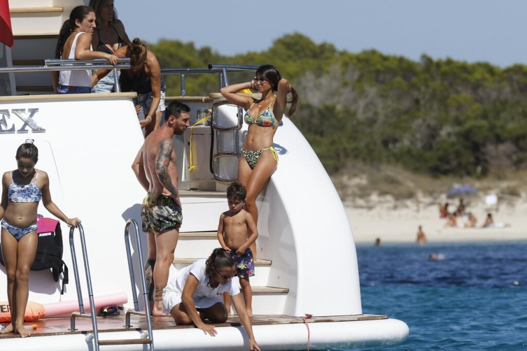 Lionel Messi čerpal sily na luxusnej jachte, kde si vyšiel so svojou rodinkou aj s rodinkou Luisa Suareza. Messi manželka Antonella zatienila futbalové hviezdy a bola ústrednou postavou pre paparazzi fotografov.