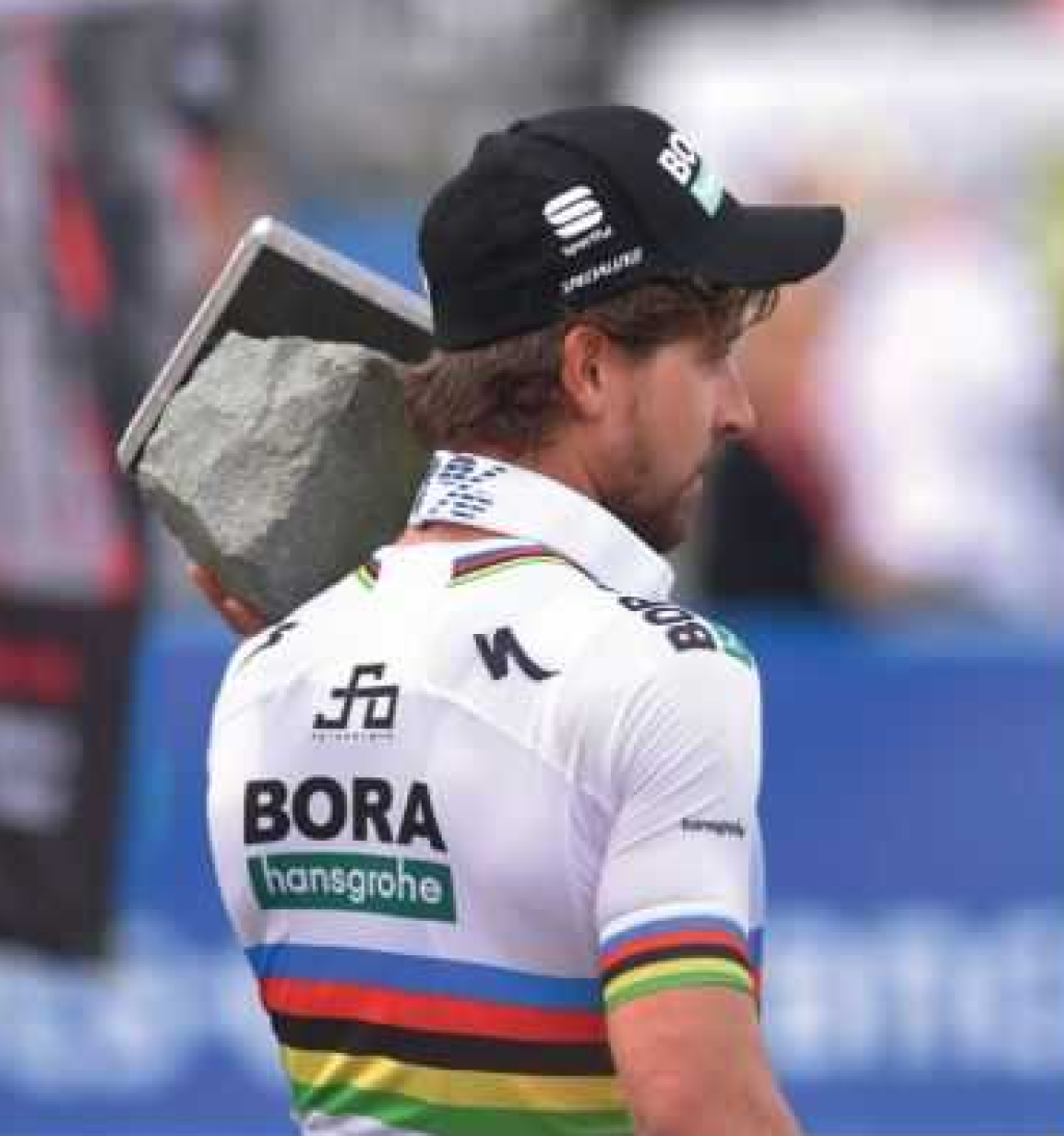 Sagan si po ťažko vydretom víťazstve zobral so sebou aj menší suvenír.