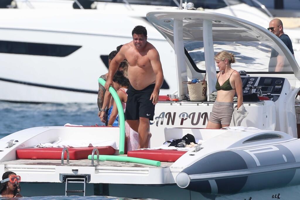 Ronaldo sa pripravuje na skok do vody.