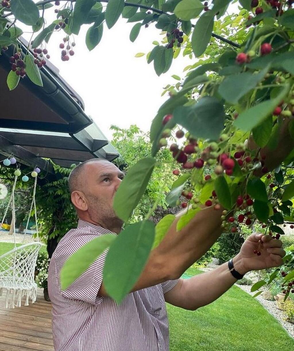 Záhrada herečky Zuzany Vačkovej je dokonalým relaxom - má tam terasu, hojdačku, bazén aj grilovanie.
