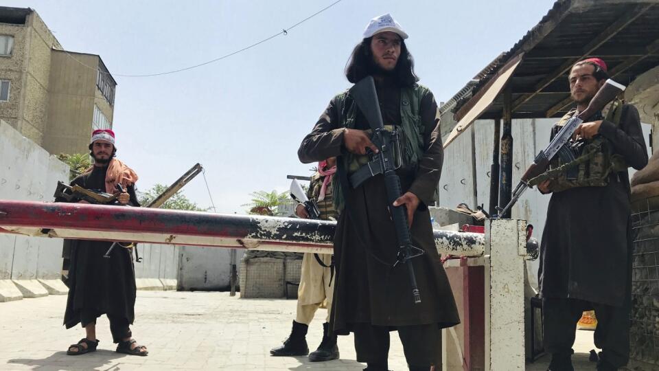 KK25 Kábul - Bojovníci islamistického hnutia Taliban hliadkujú neďaleko amerického veľvyslanectva v Kábule v utorok 17. augusta 2021. Ženy by mali byť súčasťou novej afganskej vlády. Oznámili to v utorok predstavitelia militantného hnutia Taliban po tom, čo vyhlásili všeobecnú amnestiu pre všetkých predstaviteľov vlády. Radikálne hnutie Taliban neočkávane prevzalo v nedeľu moc v Afganistane, čo mu uľahčilo aj stiahnutie amerických a ďalších zahraničných vojakov z krajiny. Náhle zmenená situácia