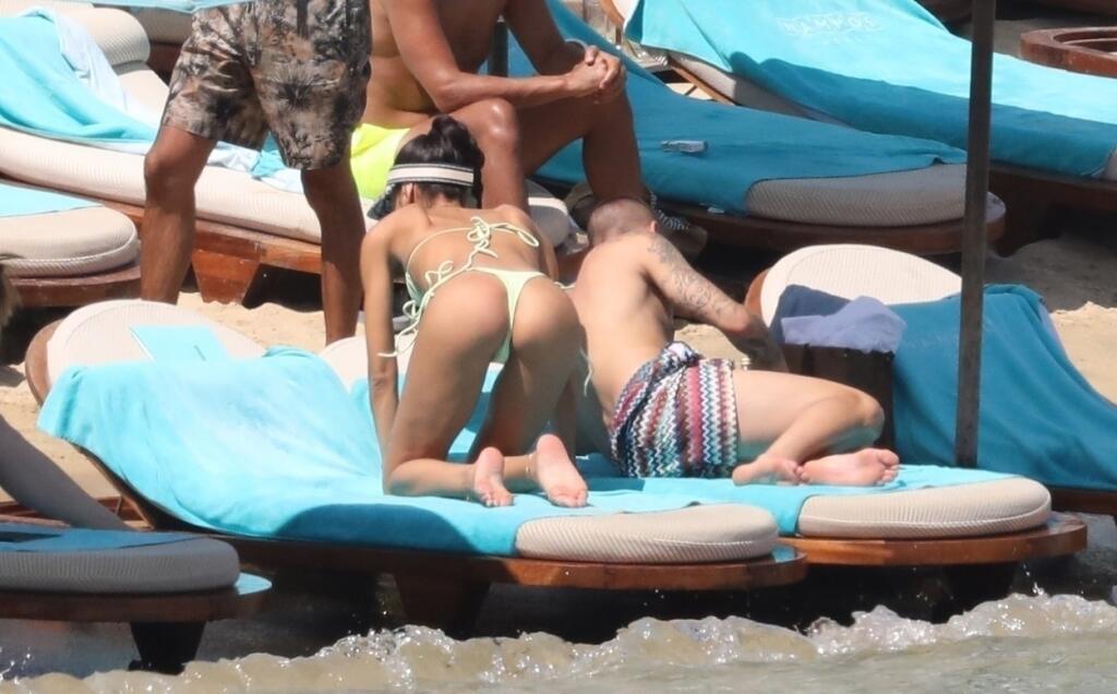 Jessica Aidi nahodila úporné bikini, ktoré jej obtiahli intímne partie.
