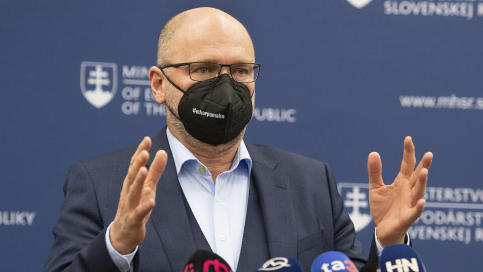 Na snímke podpredseda vlády SR a minister hospodárstva SR Richard Sulík (SaS) a počas tlačovej konferencie na tému Vysoké ceny energií a riešenie pre domové kotolne v pondelok 14. februára 2022 v Bratislave. FOTO TASR - Pavel Neubauer