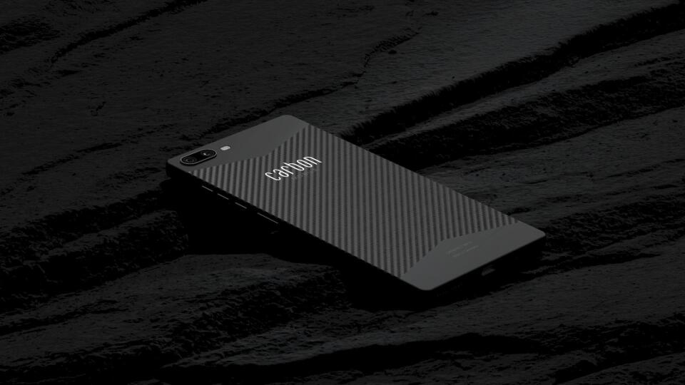 Carbon 1 MK II od spoločnosti Carbon Mobile, navrhnutý v Nemecku, je prvým smartfónom na svete vyrobeným s pokročilou technológiou uhlíkových vlákien.