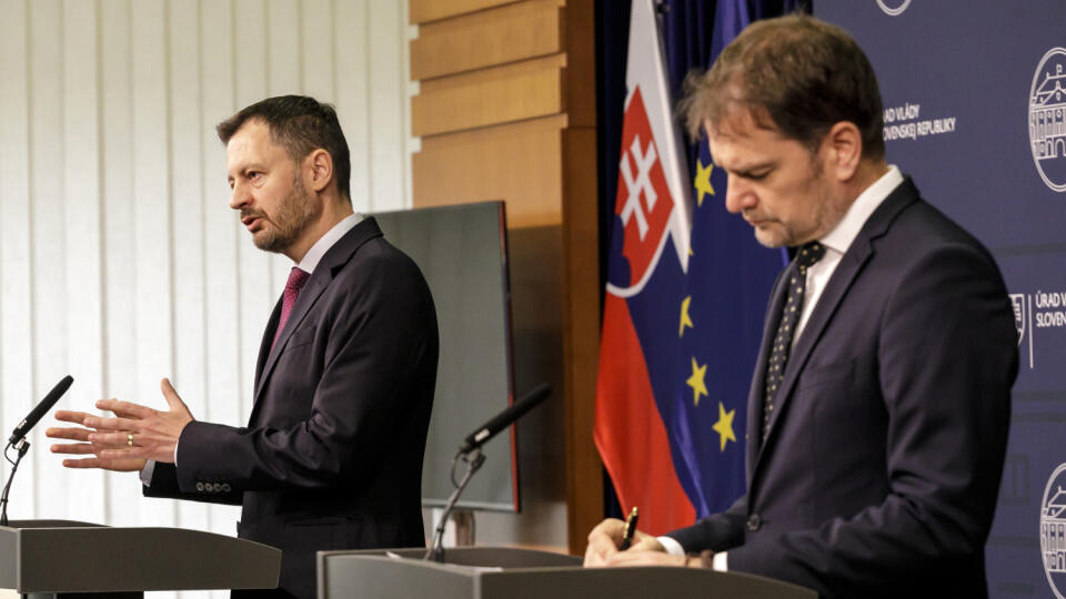 Na snímke zľava predseda vlády Sr Eduard Heger a podpredseda vlády SR a minister financií SR Igor Matovič (obaja OĽaNO) počas tlačovej konferencie v Bratislave 25. júna 2022. FOTO TASR - Dano Veselský