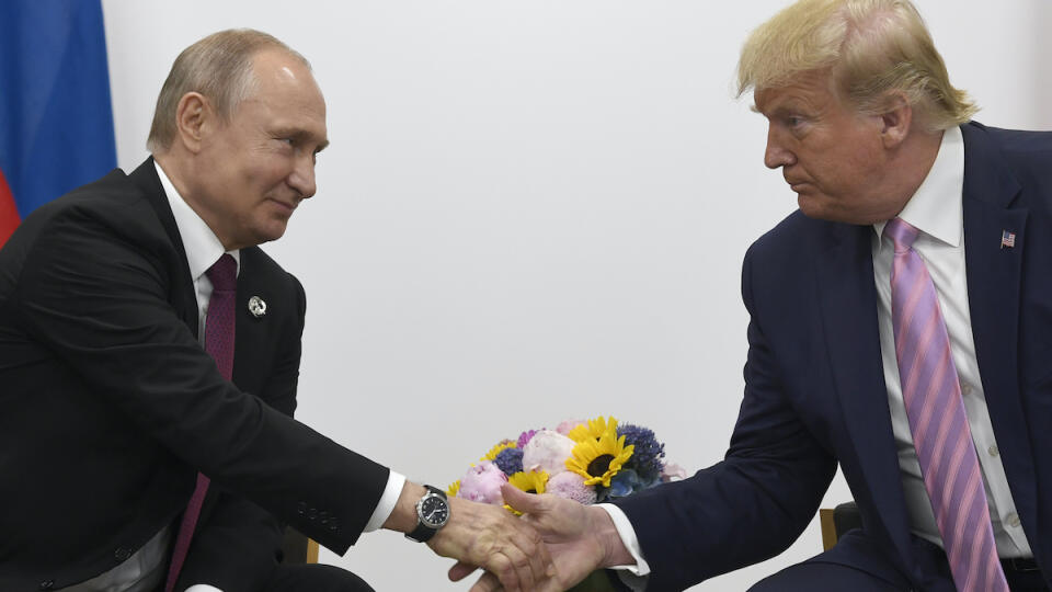 Americký prezident Donald Trump (vpravo) a ruský prezident Vladimir Putin si podávajú ruky počas bileterálneho stretnutia na dvojdňovom summite krajín G-20 v japonskej Osake.