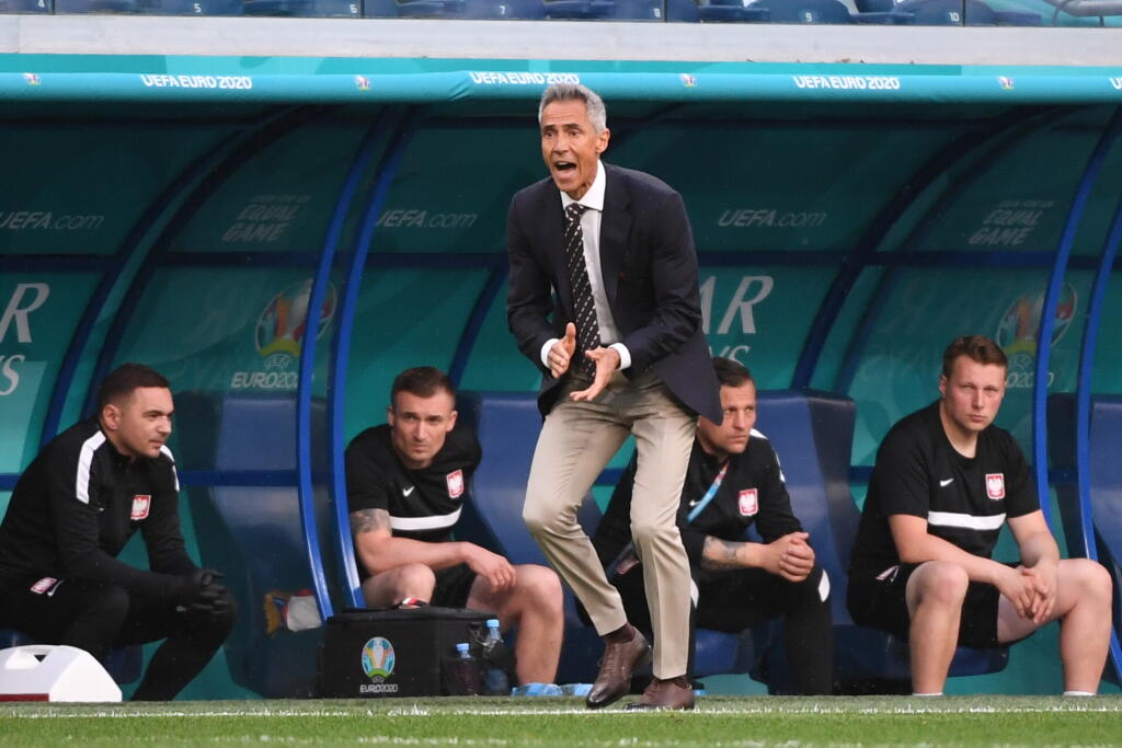 Na snímke uprostred portugalský tréner poľskej futbalovej reprezentácie Paolo Sousa v zápase E-skupiny na majstrovstvách Európy vo futbale Poľsko - Slovensko 14. júna 2021 v ruskom Petrohrade. FOTO TASR - Martin Baumann