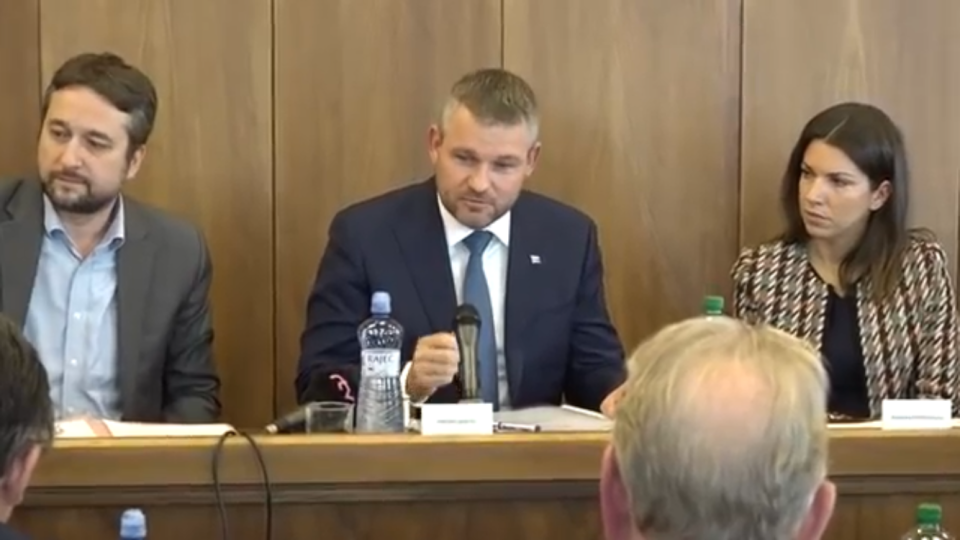 Na výbore: Pellegrini skritizoval svojho kolegu Blahu a vyzval ho, nech zváži psôobenie vo výbore.