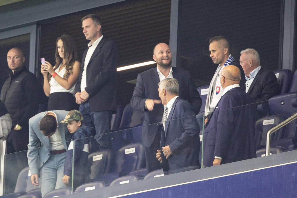 Kvalifikačný zápas o postup na Majstrovstvá sveta 2022 v Katare medzi Slovenskom a Chorvátskom. Na fotke je Eduard Heger a Jaroslav Naď.