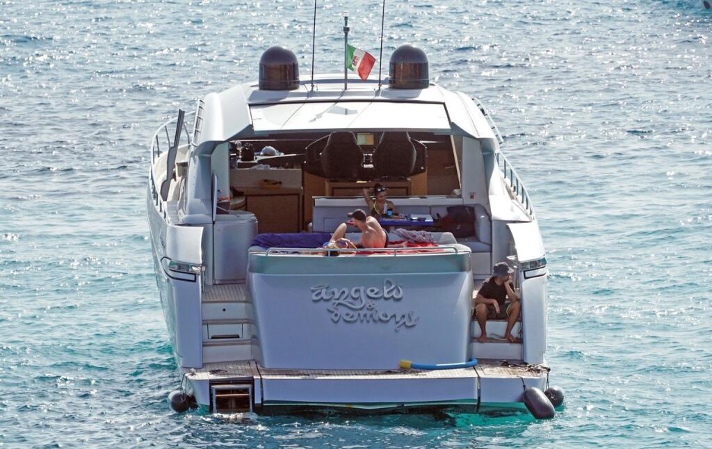 Okrem štyroch luxusných izieb či VIP salónika ponúkajú Anjeli a démoni aj internetové pokrytie v každej časti lode. Maximálna rýchlosť lode, ktorej prenájom stojí 25-tisíc eur za týždeň, je až 83 kilometrov za hodinu.
