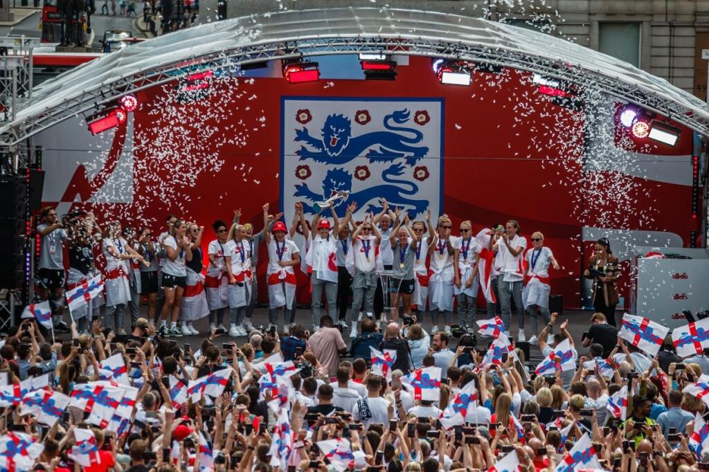 Minulý týždeň nás všetkých šokoval historický úspech anglických futbalistiek. Vyhrali celé Euro 2022 a zožali tak slávu na celom svete. Chloe Kelly sa tam objavila bez trička a teraz prišiel rad aj na ďalšie športovkyne. Väčšina totiž oslavuje ešte doteraz. A to vo veľkom štýle.