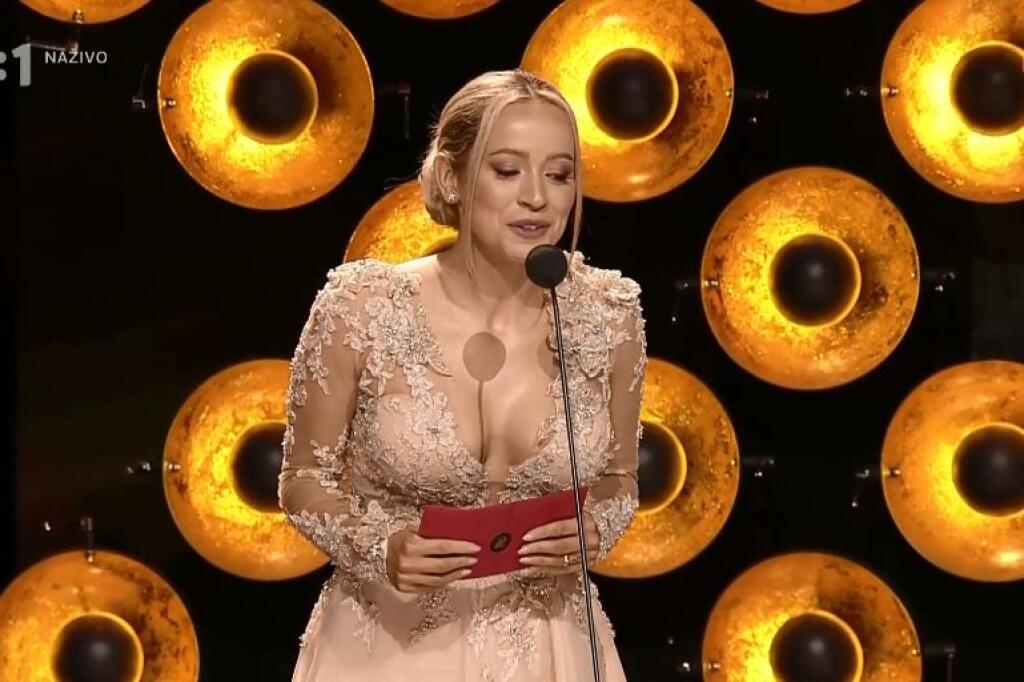 Dominika Mirgová s mega výstrihom.