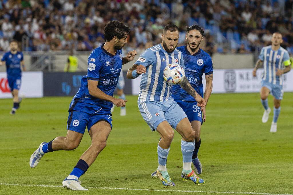 Na snímke Tigran Barseghjan a Grigol Chabradze počas prvého zápasu prvého predkola UEFA Ligy Majstrov 2022/23 medzi ŠK Slovan Bratislava a FC Dinami Batumi.