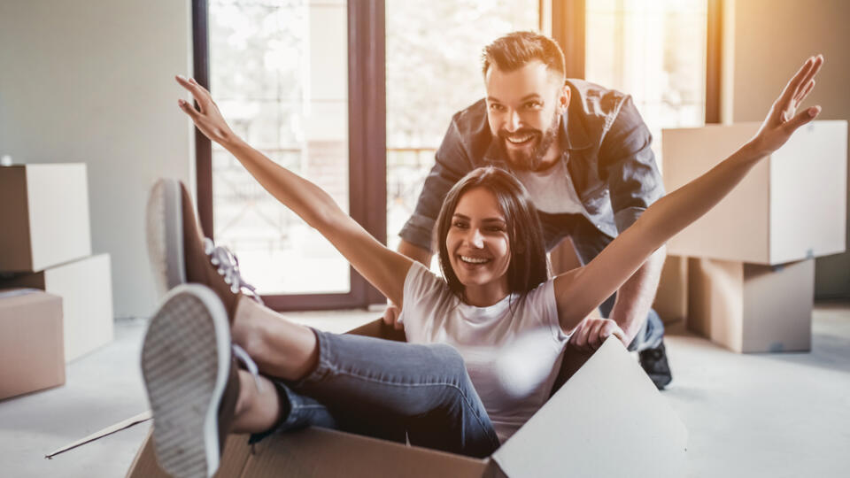 Happy,Couple,Is,Having,Fun,With,Cardboard,Boxes,In,New