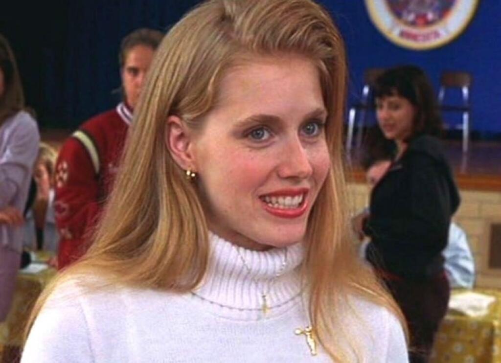 Amy Adams (47): Krása na zabitie (1999): Táto kultová komédia popri rolách Kirsten Dunst, Kirstie Alley či Denise Richards prináša aj debutovú Amy Adams v koži váhavej a sexi súťažiacej, ktorá dominuje každej scéne.