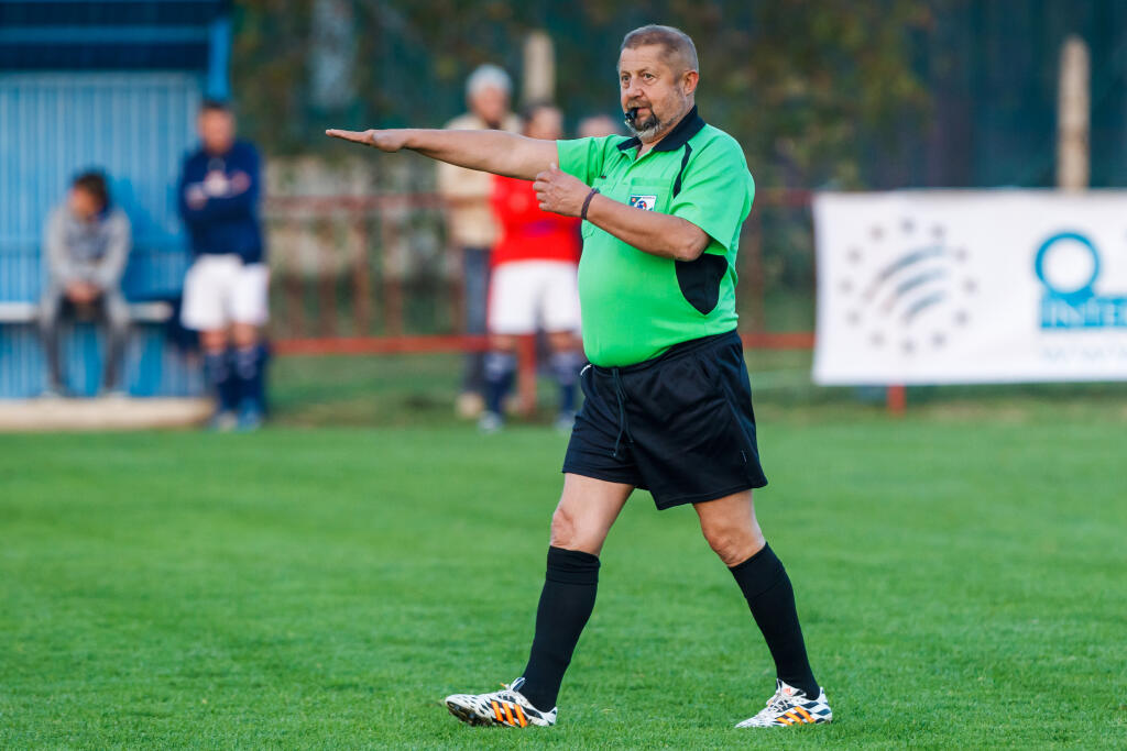 Keby na futbalovom zápase chýbal rozhodca, Štefan Harabin by ho hravo zastúpil. Raz už ako rozhodca pískal v jednom zápase a legenda hovorí, že ho aj z pozície rozhodcu VY-HRAL.