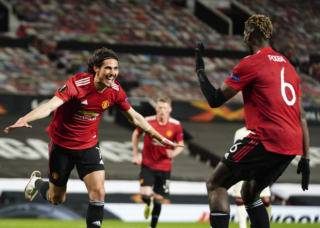 JB 9 Manchester - Hráč Manchesteru United Edinson Cavani (vľavo) oslavuje tretí gól v zápase semifinále Európskej ligy Manchester United - AS Rím v Manchesteri 29. apríla 2021. FOTO TASR/AP
Manchester United's Edinson Cavani, left, celebrates after scoring his side's third goal during the Europa League semi final, first leg soccer match between Manchester United and Roma at Old Trafford in Manchester, England, Thursday, April 29, 2021. (AP Photo/Jon Super)