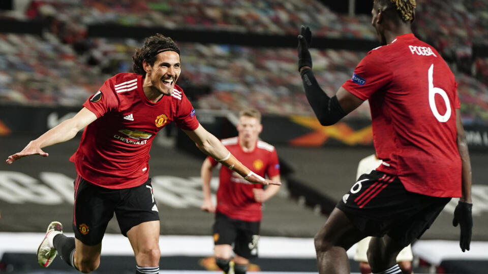 JB 9 Manchester - Hráč Manchesteru United Edinson Cavani (vľavo) oslavuje tretí gól v zápase semifinále Európskej ligy Manchester United - AS Rím v Manchesteri 29. apríla 2021. FOTO TASR/AP
Manchester United's Edinson Cavani, left, celebrates after scoring his side's third goal during the Europa League semi final, first leg soccer match between Manchester United and Roma at Old Trafford in Manchester, England, Thursday, April 29, 2021. (AP Photo/Jon Super)