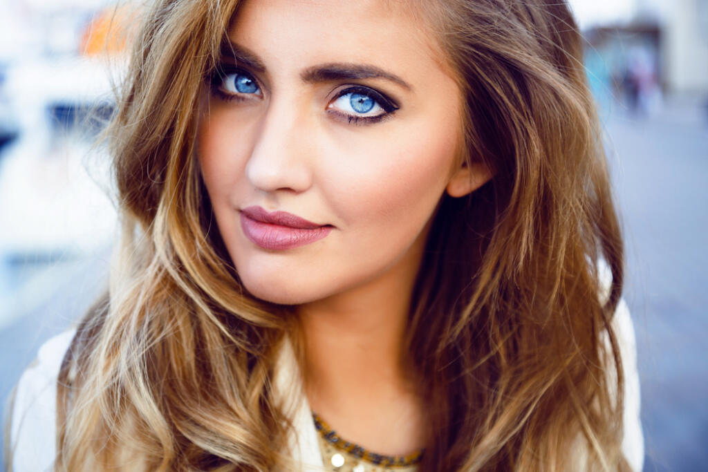 Close,Up,Fashion,Portrait,Of,Seductive,Sexy,Woman,With,Big