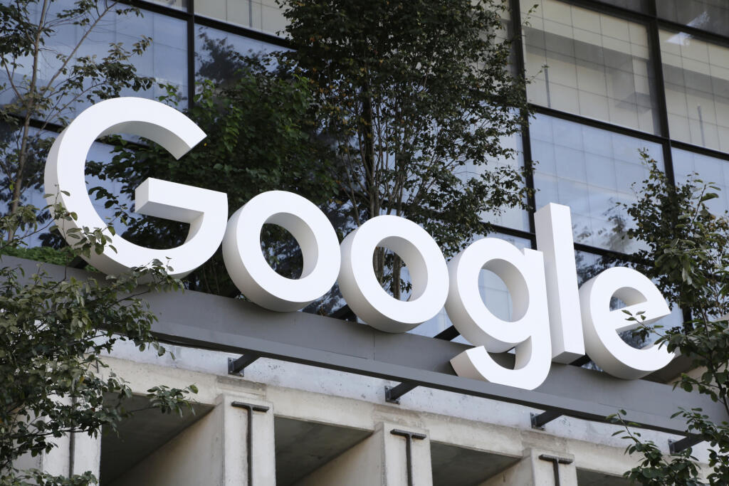 KK1 archív New York - Na archívnej snímke zo 6. septembra 2023 nápis Google nad vstupom do novej budovy spoločnosti v New Yorku. Internetový vyhľadávač Google, dcérska spoločnosť koncernu Alphabet, prepustí stovky zamestnancov vo viacerých tímoch v rámci znižovania nákladov. Spoločnosť pritom opúšťajú aj spoluzakladatelia Fitbit James Park a Eric Friedman. FOTO TASR/AP
FILE - The Google sign is shown over an entrance to the company's new building in New York on Wednesday, Sept. 6, 2023. A legal 