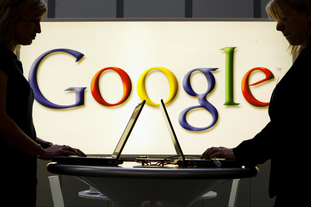 AZ6 archív Hannover - Na archívnej snímke zo 17. apríla 2007 ľudia pracujú na notebooku pri logu spoločnosti Google. Spoločnosť Google vyhrala v stredu odvolanie proti pokute vo výške 1,49 miliardy eur, ktorú jej Európska únia (EÚ) udelila pred piatimi rokmi za podnikanie v oblasti online reklamy. FOTO TASR/AP 



 FILE - In this April 17, 2007 file photo, exhibitors work on laptop computers in front of an illuminated sign of the Google logo at the industrial fair Hannover Messe in Hanover, Germ