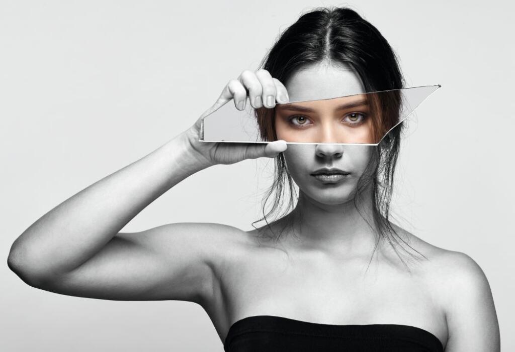 IT girls, speváčky, herečky či influencerky sú posadnuté túžbou po dokonalej tvári, a tak využívajú všetky dostupné možnosti estetickej medicíny. A na sociálnych sieťach sa tým rady pochvália.