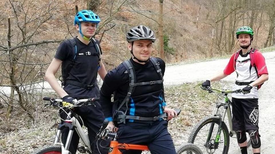 Marek (vpravo) by svoj drahý bicykel nikdy na balkóne neskladoval, najmä nie v zime. Ako hovorí, ideálne je odložiť bicykel v suchej garáži.