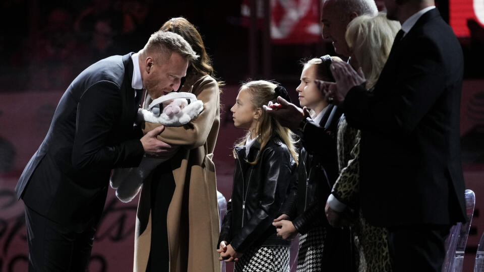 KK15 Chicago - Na snímke Marián Hossa (vľavo) bozkáva svoju dcérku Emmu počas vyvesenia jeho dresu pred hokejovým zápasom zámorskej NHL medzi Chicagom Blackhawks a Pittsburghom Penguins 20. novembra 2022 v Chicagu. Hokejový klub Chicago Blackhawks slávnostne vyvesil pred zápasom s Pittsburghom pod strechu štadióna United Center dres Mariána Hossu. FOTO TASR/AP
Marián Hossa, left, kisses his daughter Emma during a ceremony to retire his jersey at the United Center before an NHL hockey game betwe