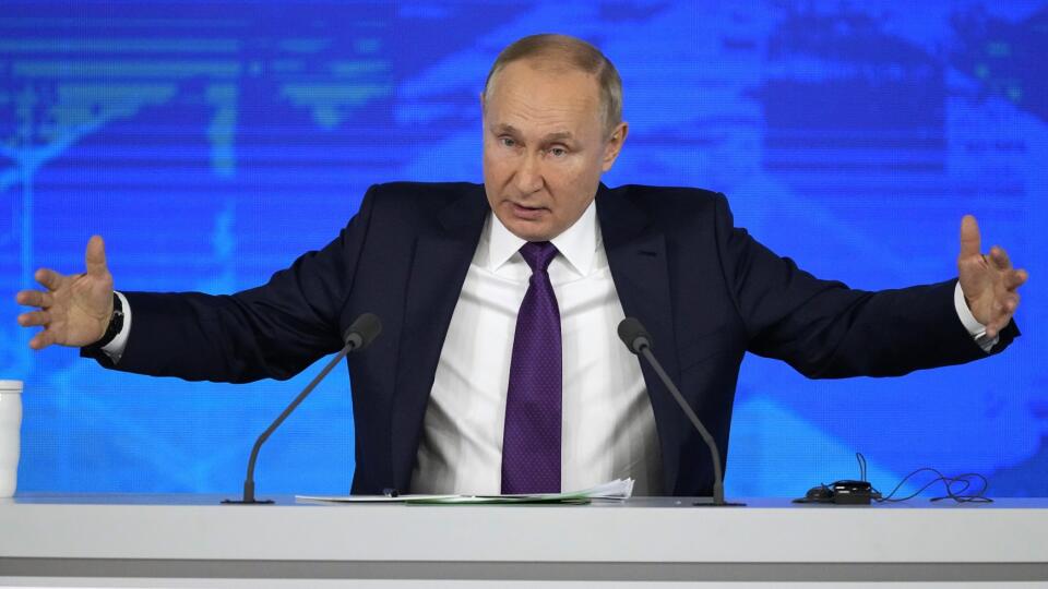 KK24 Moskva - Ruský prezident Vladimir Putin gestikuluje počas tradičnej koncoročnej tlačovej konferencii 23. decembra 2021 v Moskve. FOTO TASR/AP
Russian President Vladimir Putin gestures during his annual news conference in Moscow, Russia, Thursday, Dec. 23, 2021. (AP Photo/Alexander Zemlianichenko)