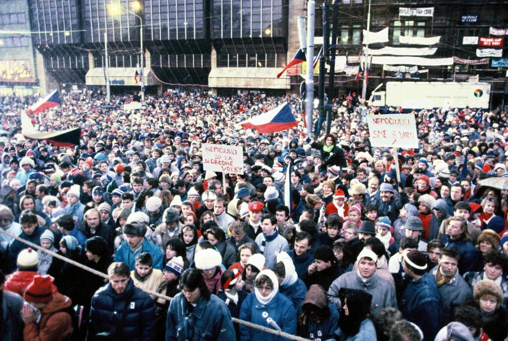Zhromaždenie obèanov v Bratislave 9. decembra 1989 na Námestí SNP. Zhromaždenie pripravil Koordinaèný výbor obèianskej iniciatívy Verejnos proti násiliu. FOTO TASR - Vladimír Benko *** Local Caption *** sken
