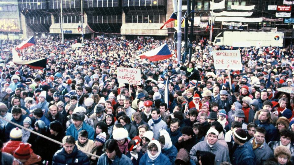 Zhromaždenie obèanov v Bratislave 9. decembra 1989 na Námestí SNP. Zhromaždenie pripravil Koordinaèný výbor obèianskej iniciatívy Verejnos proti násiliu. FOTO TASR - Vladimír Benko *** Local Caption *** sken
