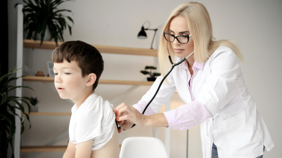 Niekedy je nenápadný. Atypický zápal pľúc sa prejavuje suchým kašľom, horúčkou, zvýšenou únavou aj ťažkosťami s dýchaním a na jeho liečbu sa najčastej-šie využívajú antibiotiká.