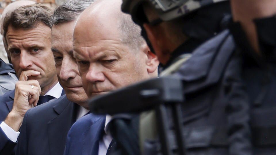 Zľava francúzsky prezident Emmanuel Macron, taliansky premiér Mario Draghi a nemecký kancelár Olaf počas návštevy ukrajinského mesta Irpiň.