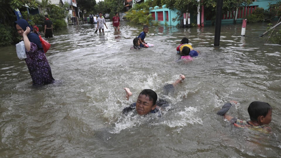 Deti plávajú v zaplavenej štvrti Tanggerang na predmestí indonézskej metropoly Jakarta.
