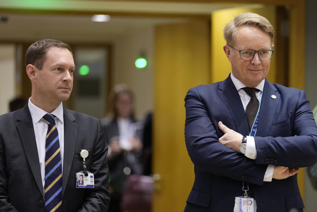 Výkonný riaditeľ pohraničnej agentúry Európskej únie Frontex Hans Leijtens (vpravo) čaká na začiatok stretnutia ministrov vnútra členských krajín EÚ v sídle Európskej rady v Bruseli 9. marca 2023. Témou ich rozhovorov je nárast neregulárnej migrácie a situácia na Ukrajine.