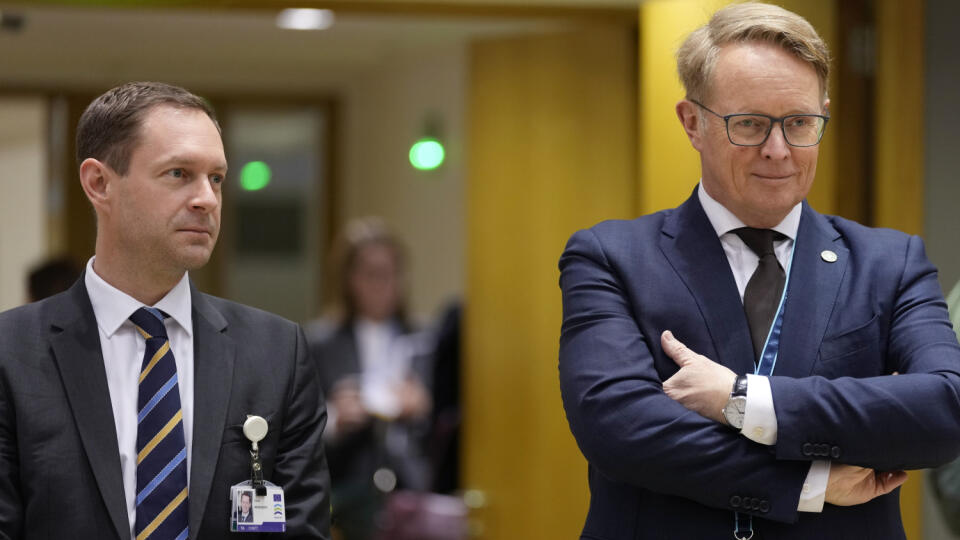 Výkonný riaditeľ pohraničnej agentúry Európskej únie Frontex Hans Leijtens (vpravo) čaká na začiatok stretnutia ministrov vnútra členských krajín EÚ v sídle Európskej rady v Bruseli 9. marca 2023. Témou ich rozhovorov je nárast neregulárnej migrácie a situácia na Ukrajine.